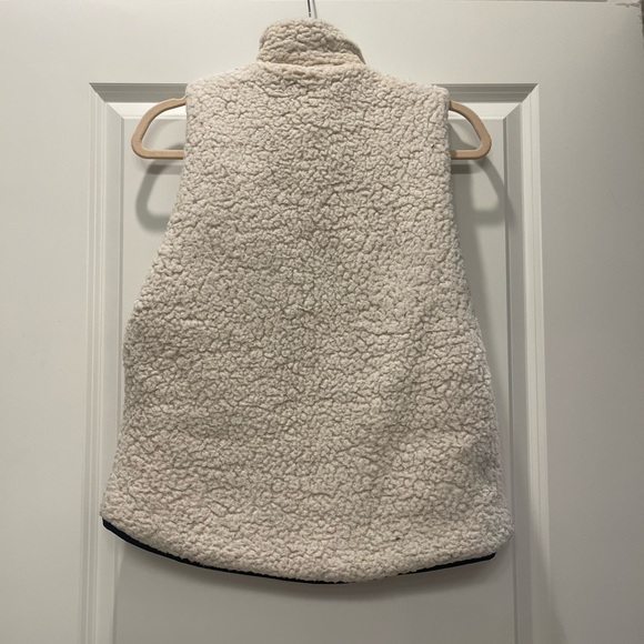 MOD ON TREND | Reversible Sherpa Vest - Picture 4 of 4